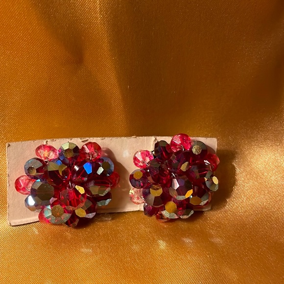 unbranded Jewelry - Vintage clip earrings irredentist red & pink cluster design w/silver backs